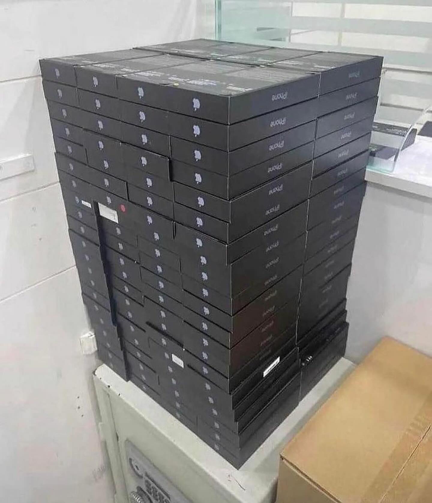 iPhone Pro Max Pallets - Image 6